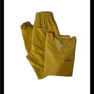 Figs Women’s Light Gold Scrub Set